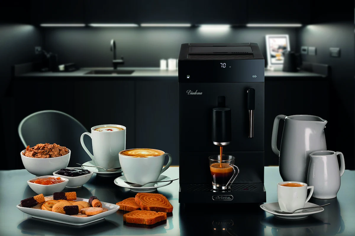 Cafetera Ariete Diadema en una cocina real preparando un café largo de 70ml para el desayuno.