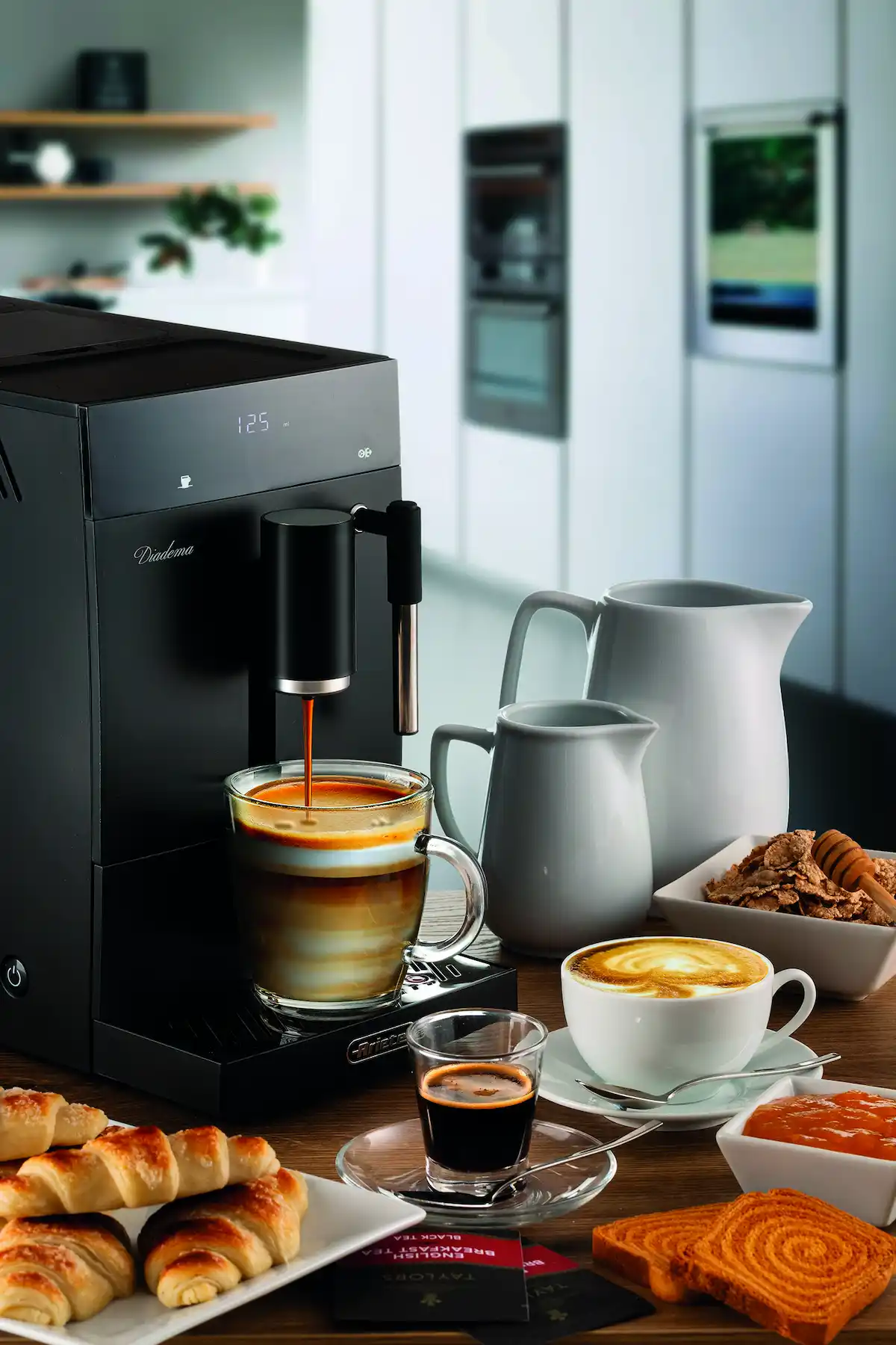 Cafetera superautomática Ariete Diadema en una cocina moderna integrada en el desayuno con tazas y granos de café.