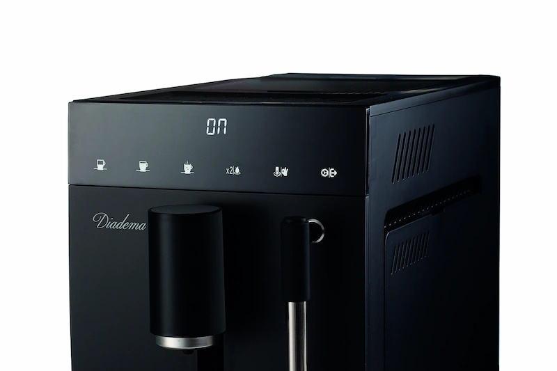 Vista frontal 3/4 de la cafetera Ariete Diadema mostrando el panel táctil LED y el cuerpo compacto en color negro.