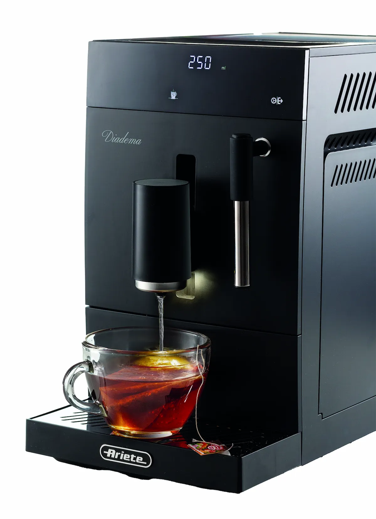 Función de agua caliente de la cafetera Ariete Diadema para infusiones y té desde la boquilla de vapor.