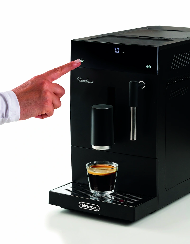 Pantalla táctil de la cafetera Ariete Diadema mostrando la extracción de un café largo de 70ml.