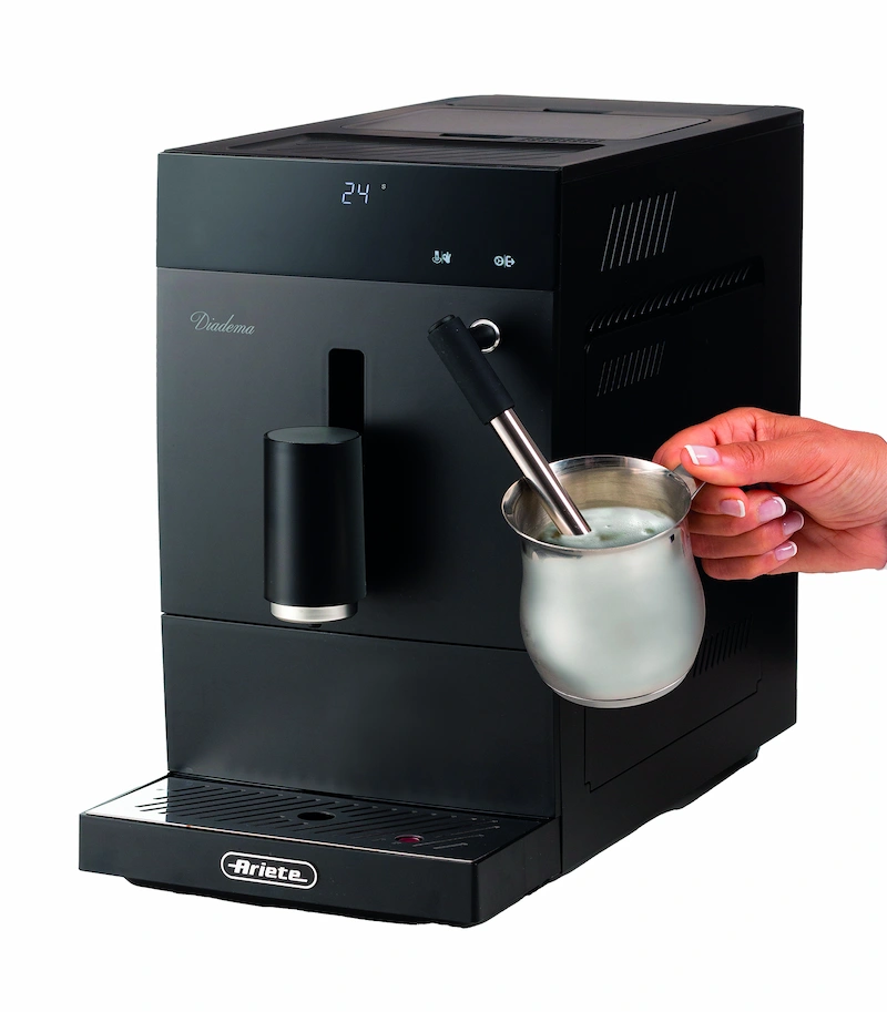 Brazo de vapor de la cafetera Ariete Diadema espumando leche para preparar un cappuccino con textura cremosa.