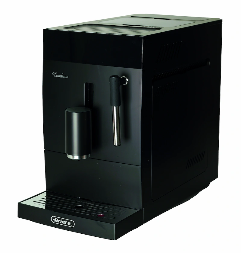 Cafetera superautomática Ariete Diadema en color negro mate, vista frontal 3/4 con boquilla de vapor y diseño compacto.