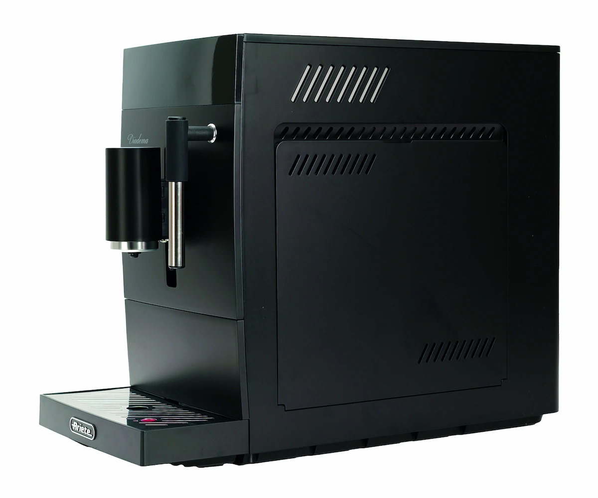 Vista lateral 3/4 de la cafetera Ariete Diadema mostrando su diseño compacto negro mate y boquilla de vapor.
