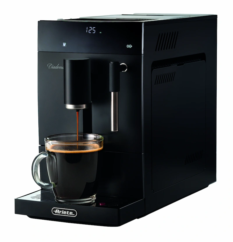 Cafetera Ariete Diadema preparando un café americano largo en taza de cristal para mostrar la capa de crema.