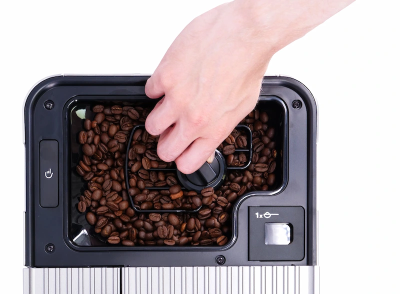 Ajuste del molinillo integrado en la KitchenAid KF6 mediante la rueda de selección de molienda de café en grano.