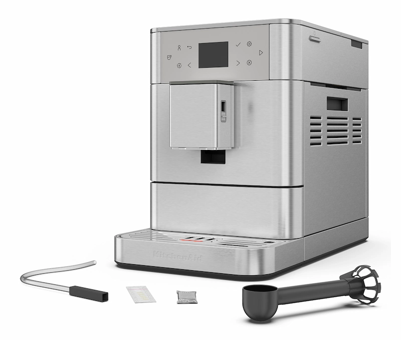 Cafetera superautomática KitchenAid KF6 con accesorios incluidos: tubo de succión para leche, cuchara dosificadora y kit de mantenimiento.