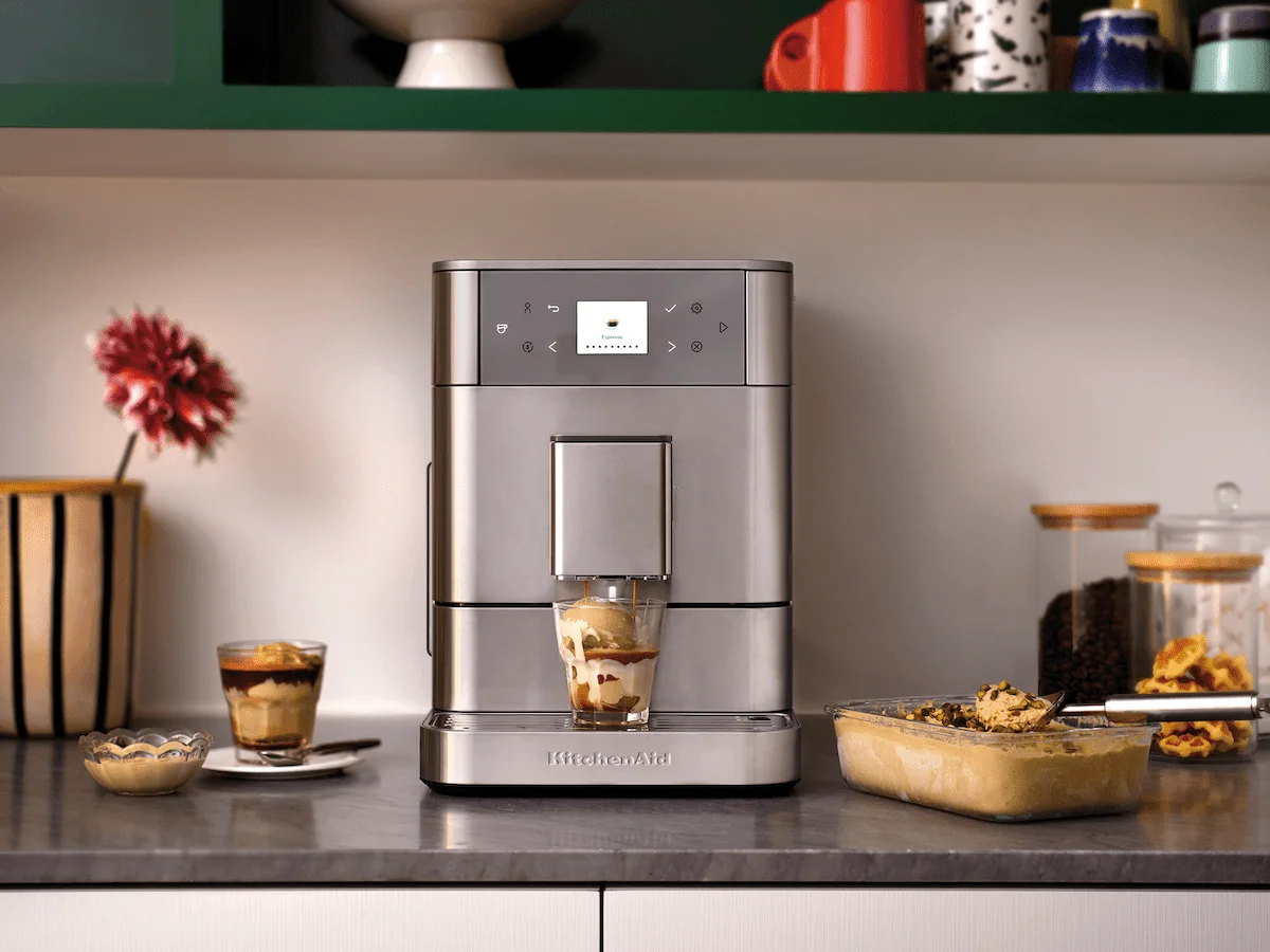 Cafetera KitchenAid KF6 preparando un Affogato vertiendo espresso recién hecho sobre helado de vainilla en una cocina decorada.