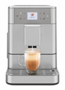 KitchenAid KF6: Cappuccino Automático de un solo toque Cafetera superautomática KitchenAid KF6 preparando un cappuccino con capas perfectas de leche y café espresso.