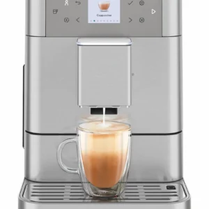 Cafetera superautomática KitchenAid KF6 preparando un cappuccino con capas perfectas de leche y café espresso.