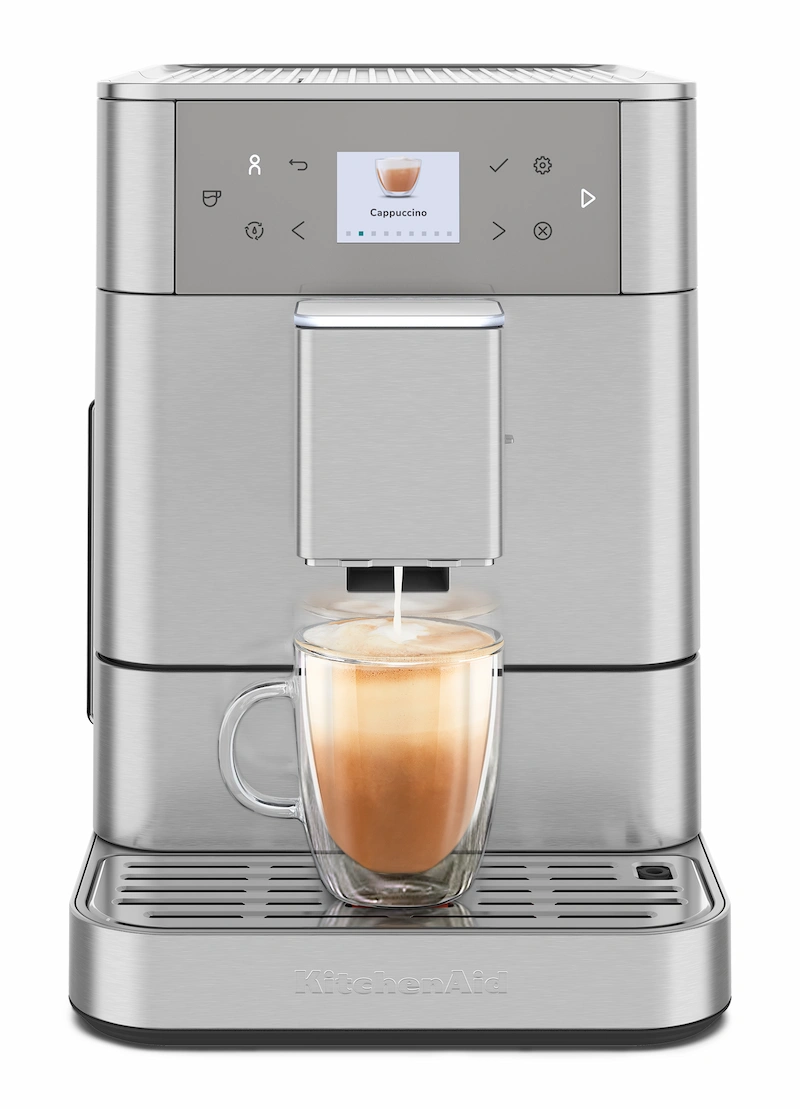 Cafetera superautomática KitchenAid KF6 preparando un cappuccino con capas perfectas de leche y café espresso.