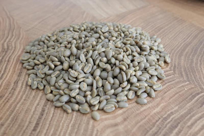 Granos de café verde variedad Sudán Rumé de la Finca El Paraíso 92, listos para el tueste del café Capricho de Café Lindo.