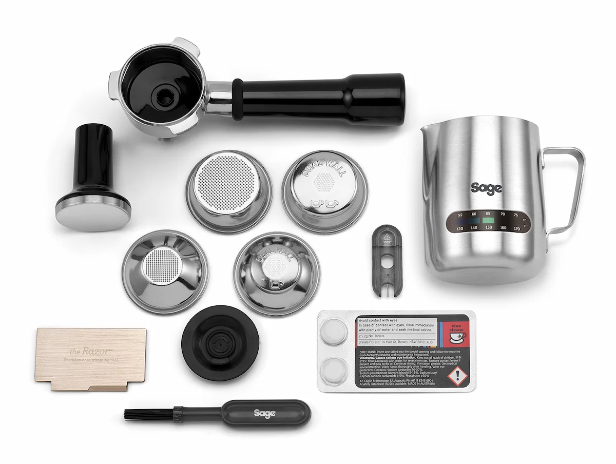 Kit completo de accesorios incluidos con la Sage Barista Express: portafiltros, filtros de pared simple y doble, jarra inox y herramientas de limpieza.