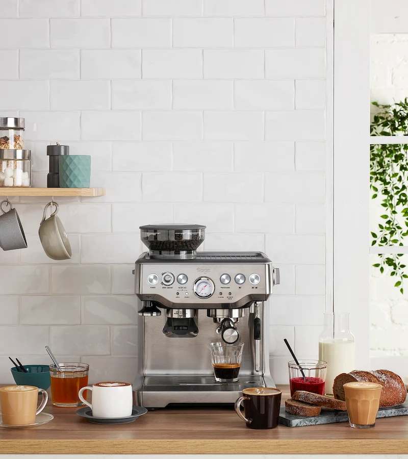 Estación de café en casa con cafetera Sage Barista Express, bolsas de café de especialidad Capricho y productos de desayuno saludable.