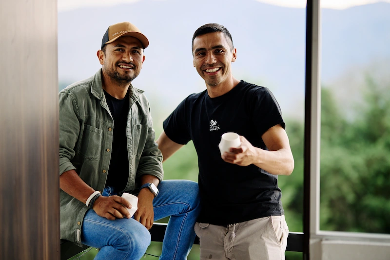 Productores de café en la finca Nogales en Huila, Colombia, sosteniendo tazas de café de especialidad