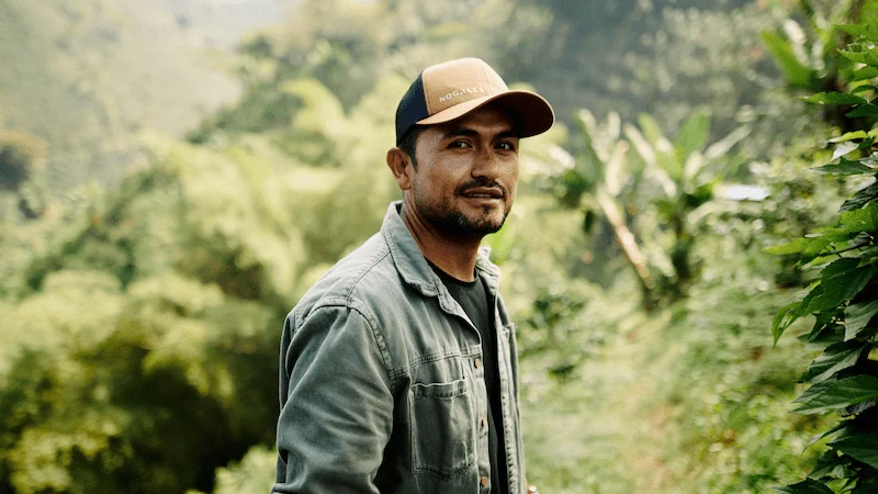 Productor de café en Finca Nogales, Huila (Colombia), origen del café Serenidad de Café Lindo